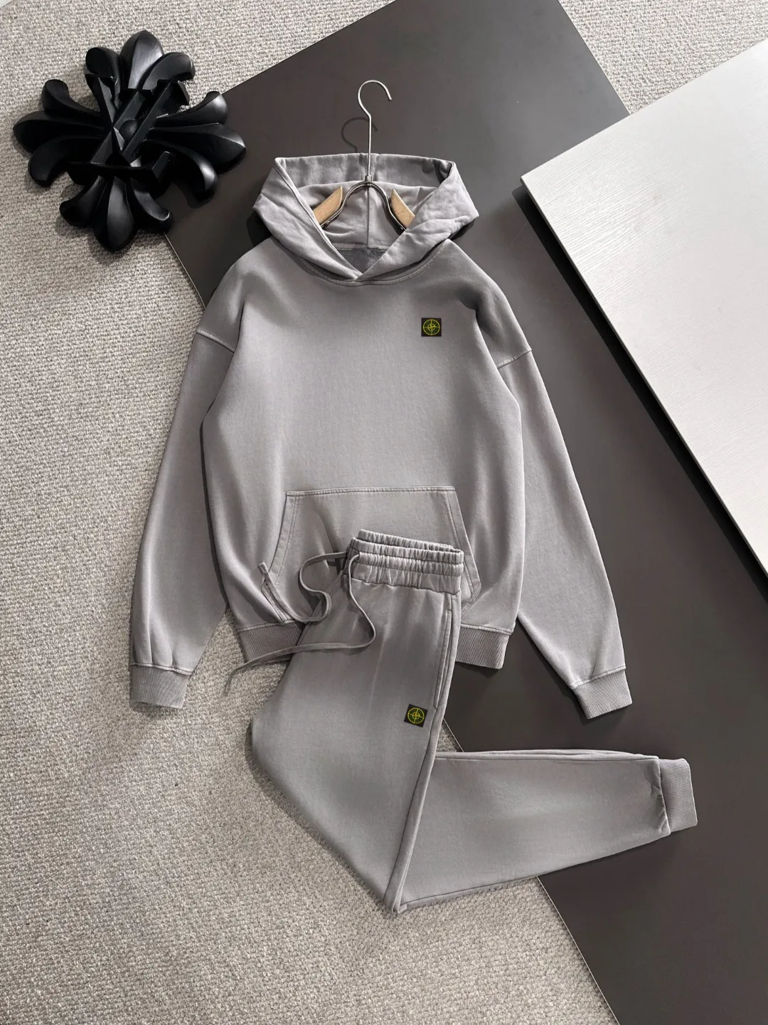 Next day shipping P720 Stone lsland/stone island high quality 2025 autumn and winter new casual heavy industry suit exclusively developed by yb! High quality production! The top version of the trading company channel order, external orders for imported custom fabrics, high breathability and comfort, impeccable details, absolutely worth buying! This type of suit is also a must-have for lazy people. You don’t have to think about how to match it, you can just get it in one set! Brand element design concept, delicate and soft feel! It presents a casual cut and the upper body shape is great! On sale simultaneously on the official website! From a high-end men's positioning brand, the low-key luxury taste is irresistible! Exquisite workmanship and impeccable quality! The overall style is simple, fashionable and timeless, fully meeting the requirements of stylish and tasteful dressing! Sizes: S to XL (or state your height and weight when placing an order)